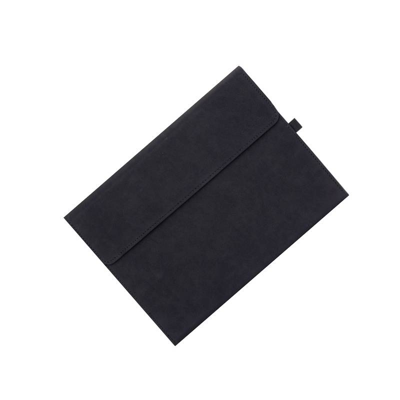Schwarze Clutch-Brieftasche im Umschlagstil mit Klappenabschluss auf weißem Hintergrund