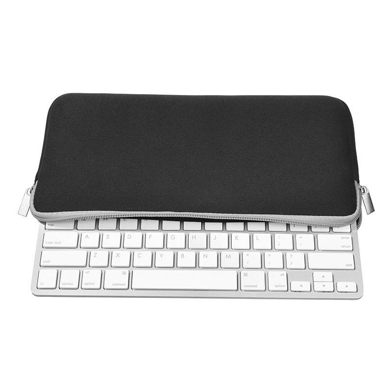 Schwarze Laptop-Schutzhülle, die teilweise eine weiße Tastatur bedeckt, auf einem schlichten weißen Hintergrund gezeigt.