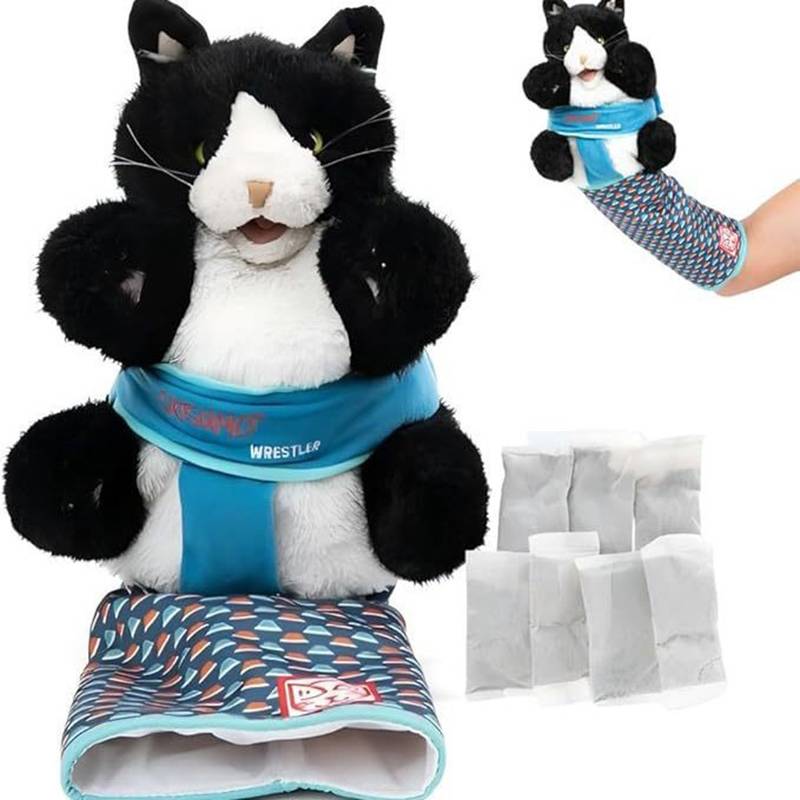 Plüschtier-Katze mit blauem Geschirr und gemustertem Beißärmel, gezeigt mit einer Hand, die es hält, und mehreren Ersatz-Stoffsäckchen.