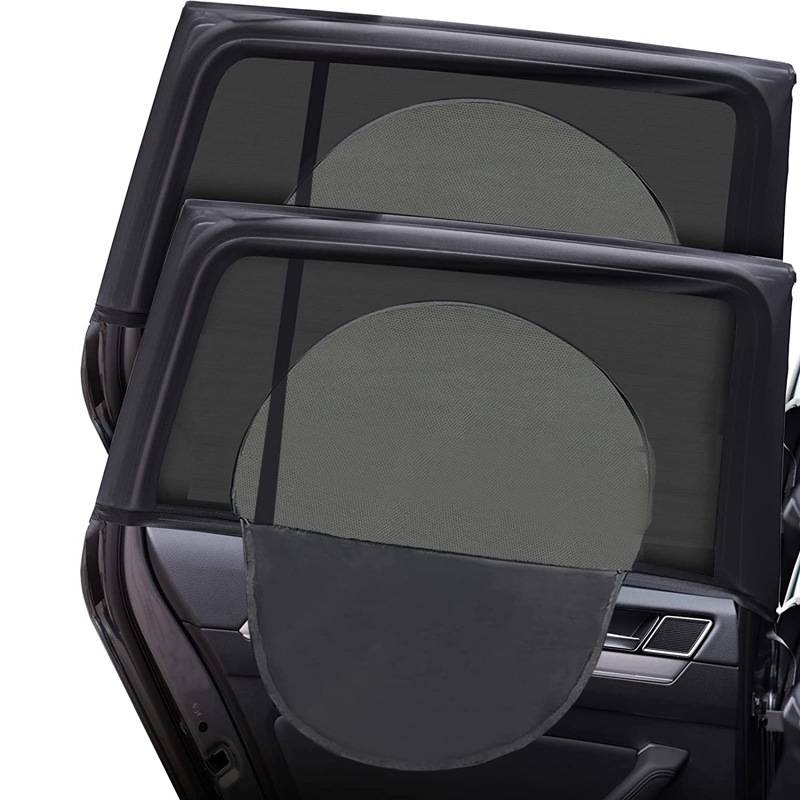 Zwei schwarze Autofenster-Sonnenschutzblenden mit Mesh-Bildschirmen und runden unteren Paneelen, die sich überlappend gegen die Innenseite einer Fahrzeugtür zeigen.