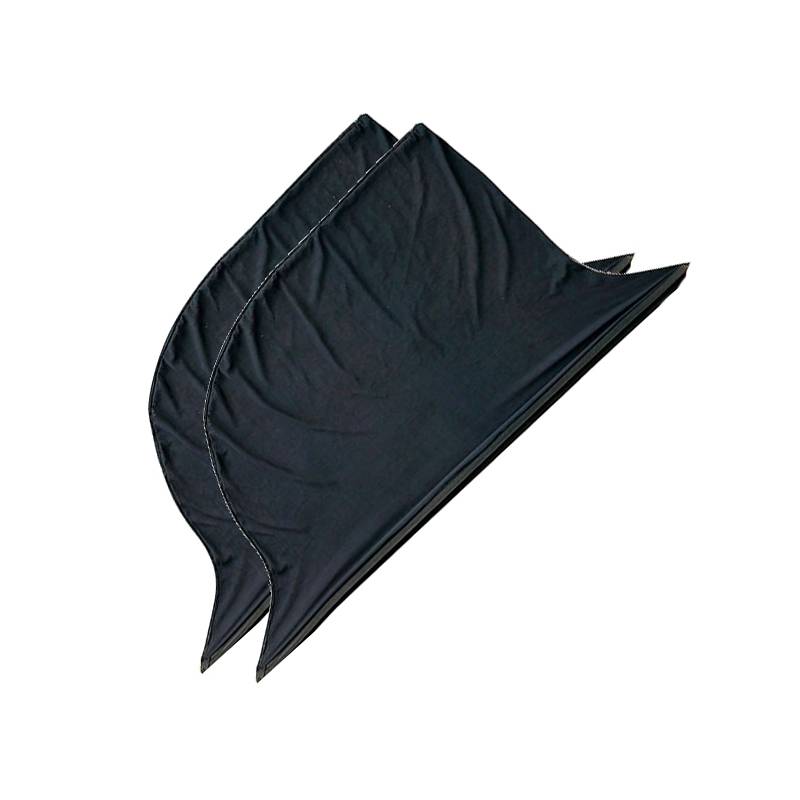 Schwarzes dreieckiges Stoffreflektorelement/Flag zur Formung oder Blockierung von Licht, gezeigt gefaltet vor weißem Hintergrund.