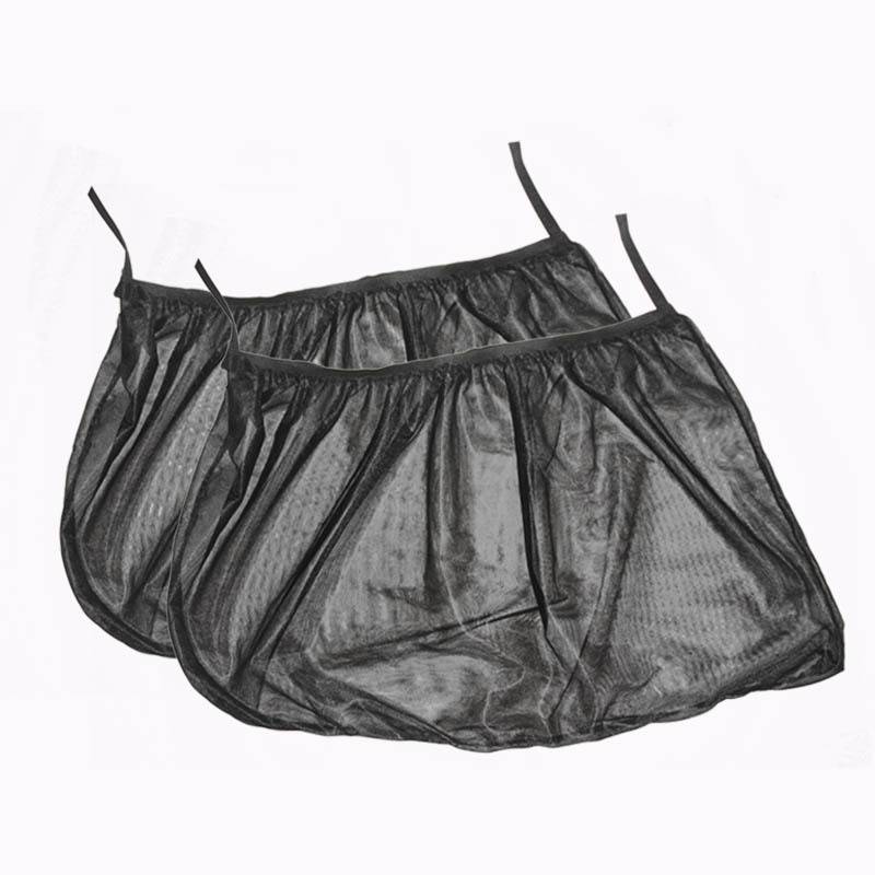 Zwei schwarze Netz-Unterröcke oder Petticoats mit elastischem Bund, flach auf weißem Hintergrund ausgelegt.
