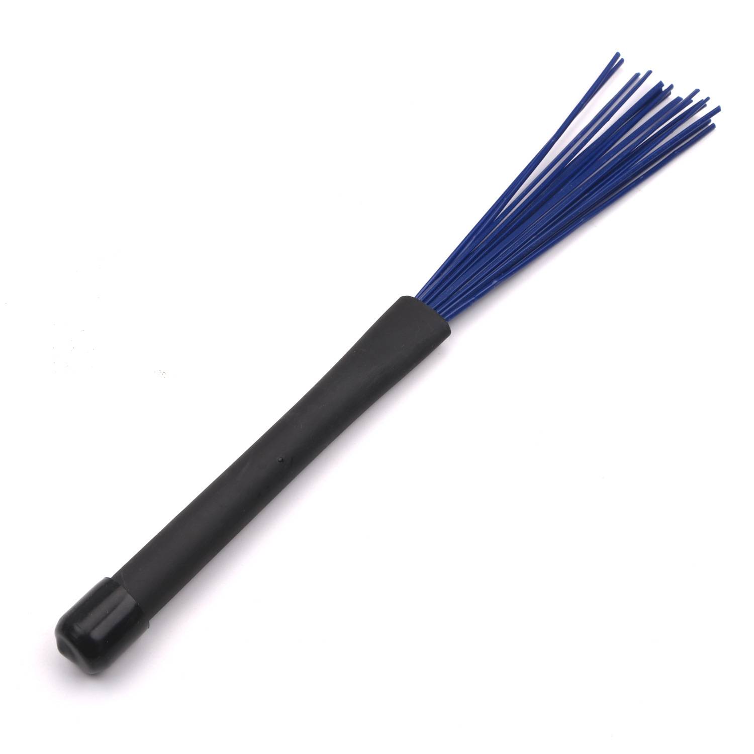 Eine Drahtbürste mit schwarzem Griff und blauen Borsten auf weißem Hintergrund.