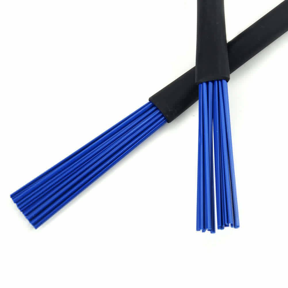 Zwei blaue gebündelte Kabelbinder mit schwarzen Griffen, die sich auf weißem Hintergrund kreuzen.