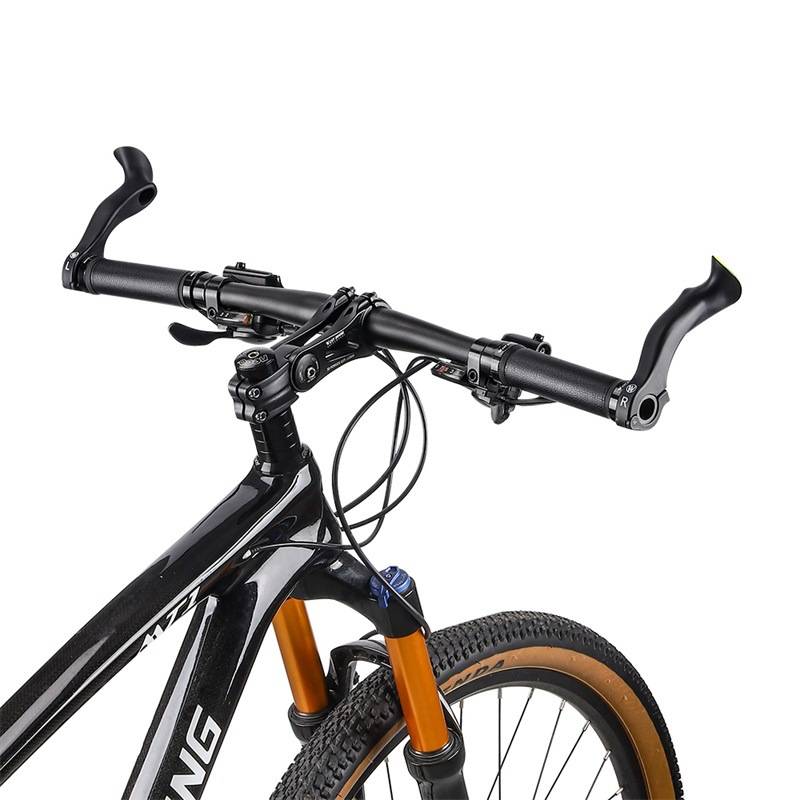 Nahaufnahme eines schwarzen Mountainbike-Vorderteils mit Dropbar-Lenkern, Federgabel mit Federung, sichtbaren Kabeln und einem Reifen mit Stollen vorne.