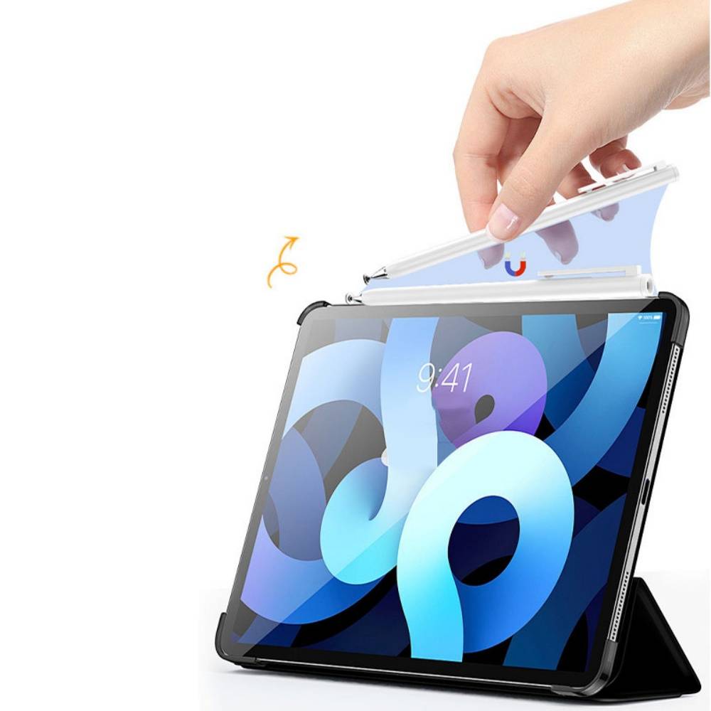 Hand hebt einen Stift von einem Tablet in einem Folio-Etui, was auf einen magnetischen Lade- oder Aufbewahrungsplatz an der oberen Kante hindeutet.