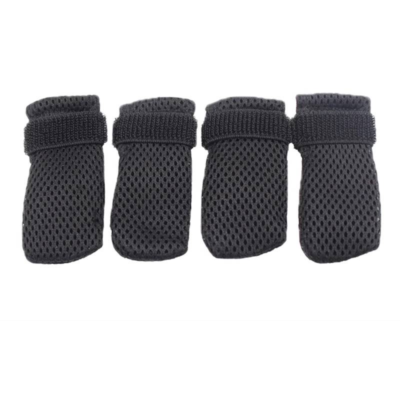 Vier schwarze Mesh-Pfotenschuhe oder Socken für Haustiere in einer Reihe auf weißem Hintergrund angeordnet.