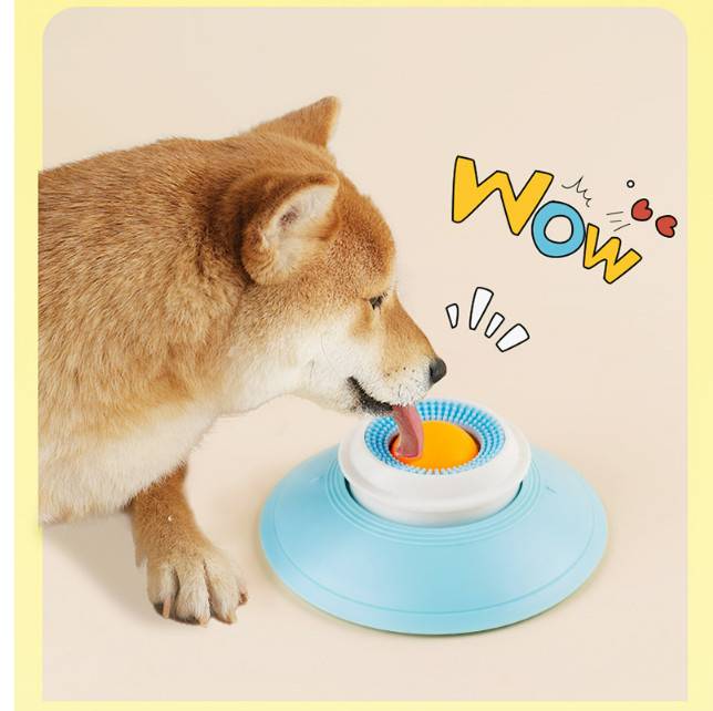 Hund leckt Wasser aus einer blauen Trinkschale, mit Comic-Text 