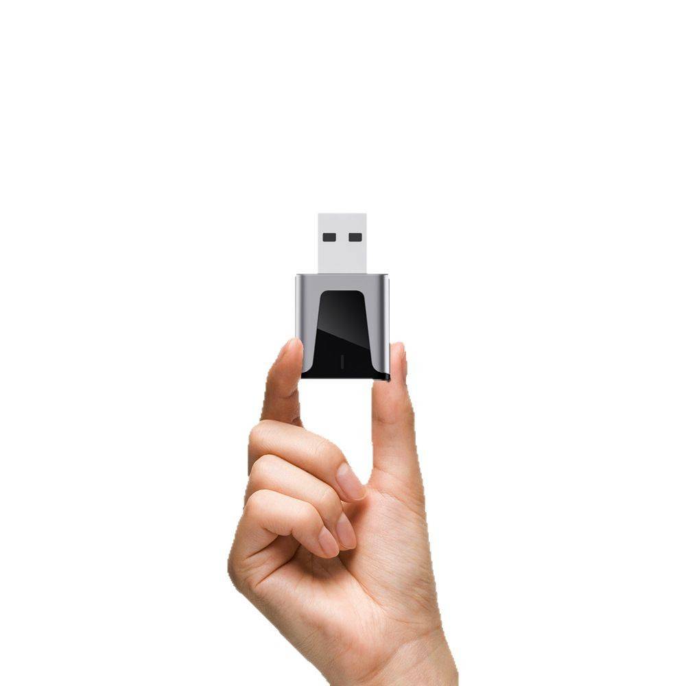 Hand, die einen USB-Stick hält, isoliert auf weißem Hintergrund.