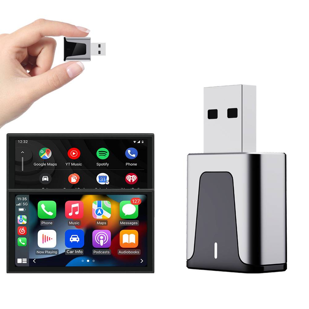 Hand hält einen USB-Dongle neben einem Auto-Touchscreen-Dashboard und passendem Adapter, was auf ein drahtloses CarPlay-/Android Auto-Verbindungsgerät hindeutet.