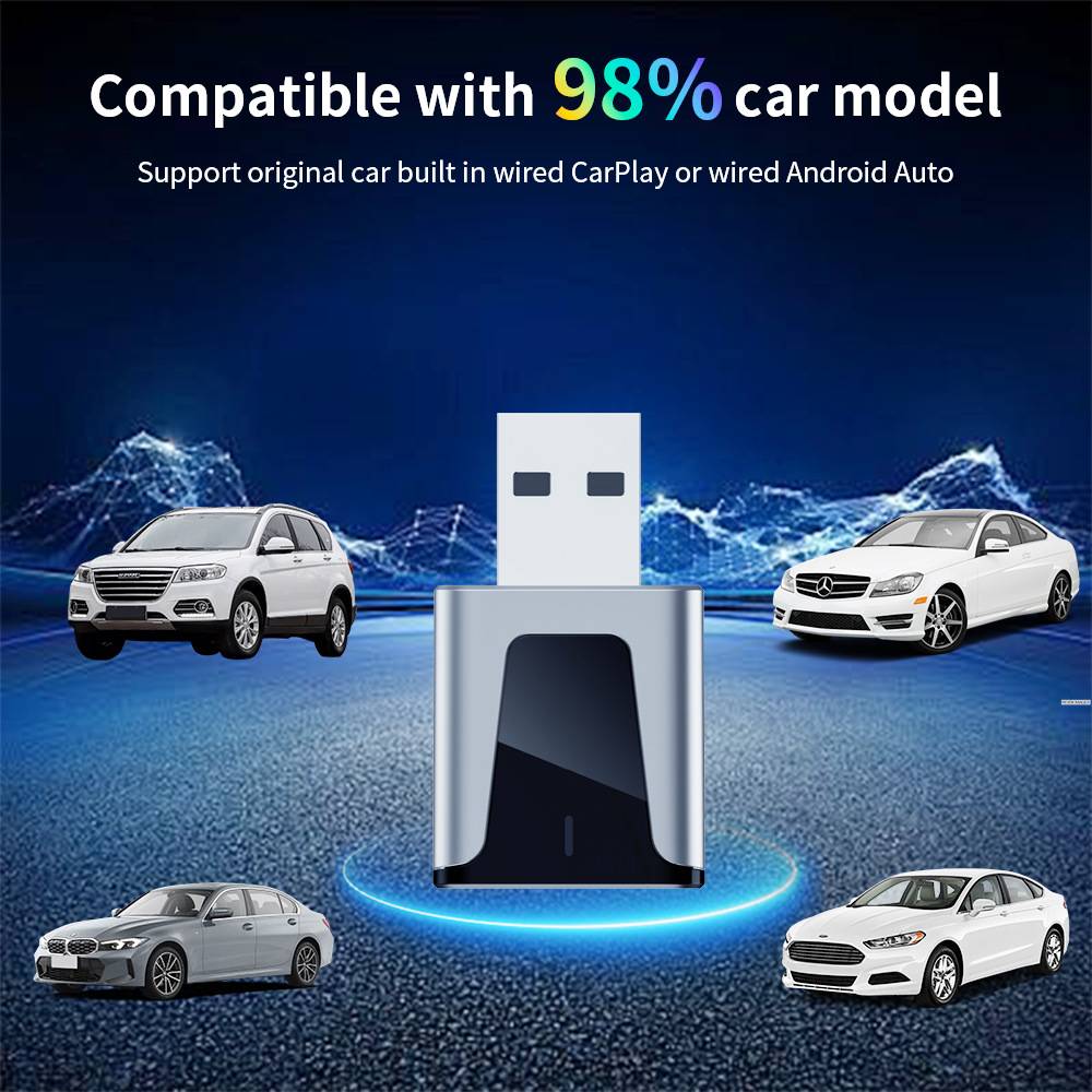 Werbegrafik eines USB-Autoadapters mit der Aufschrift "Kompatibel mit 98 % der Automodelle"" und mit Unterstützung für kabelgebundenes CarPlay oder Android Auto, gezeigt mit vier Autos rundherum.