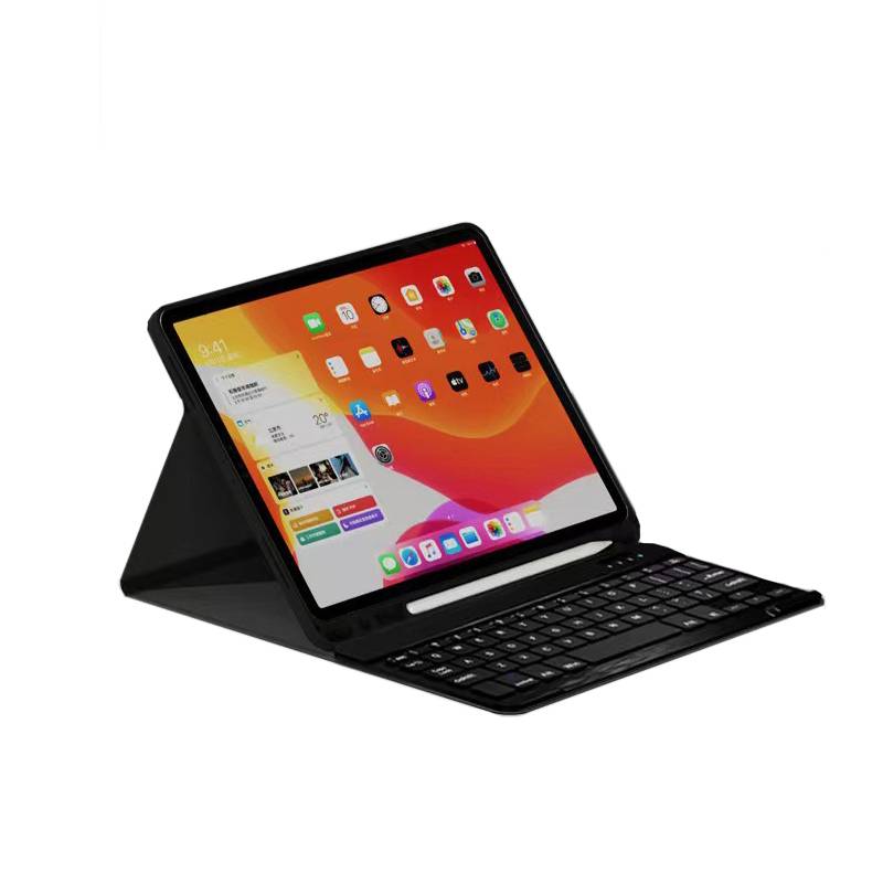 Tablet in einem Klappetagui mit abnehmbarer Tastatur, angewinkelt auf weißem Hintergrund dargestellt und suggeriert ein Laptop-ähnliches Setup.