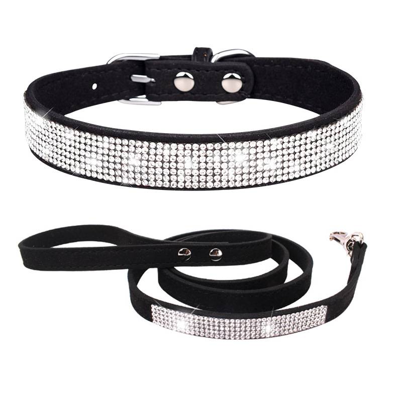 Schwarzes Hundehalsband und passendes Leinen-Set mit silberner Strass-Verzierung auf weißem Hintergrund.