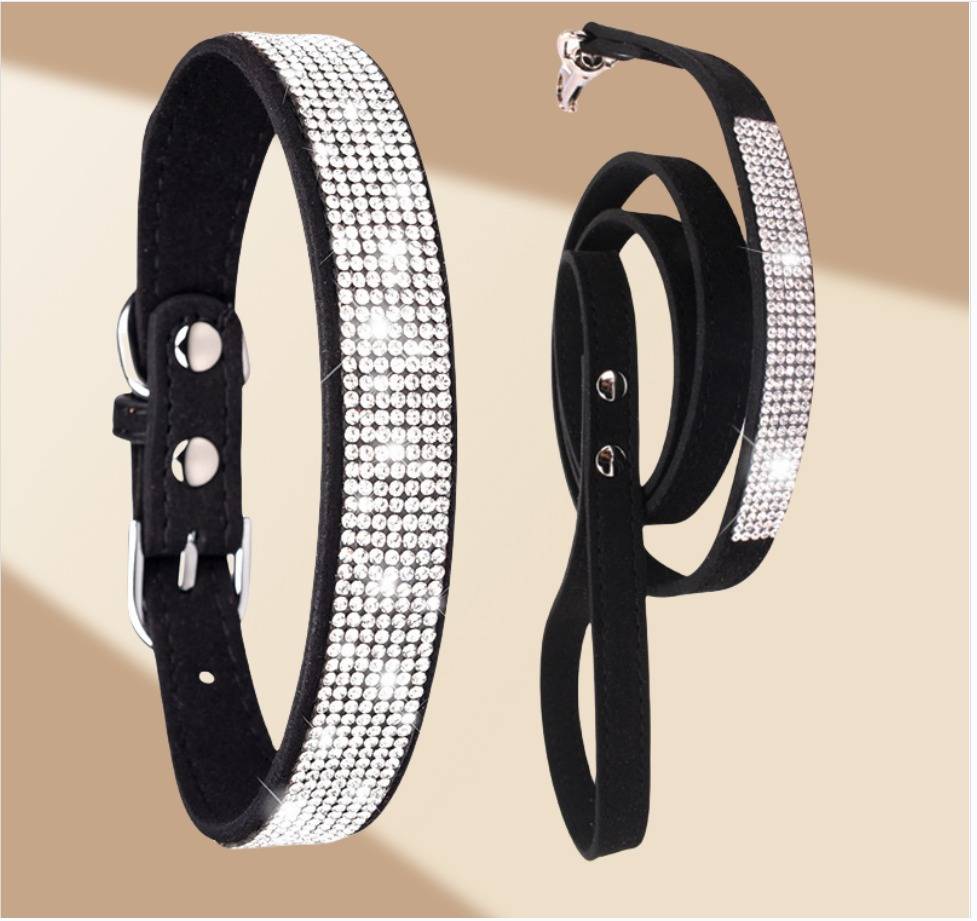 Schwarze Lederbänder mit einem breiten silbernen Strass-Band, von vorne und von der Seite gegen einen beigen Hintergrund gezeigt.