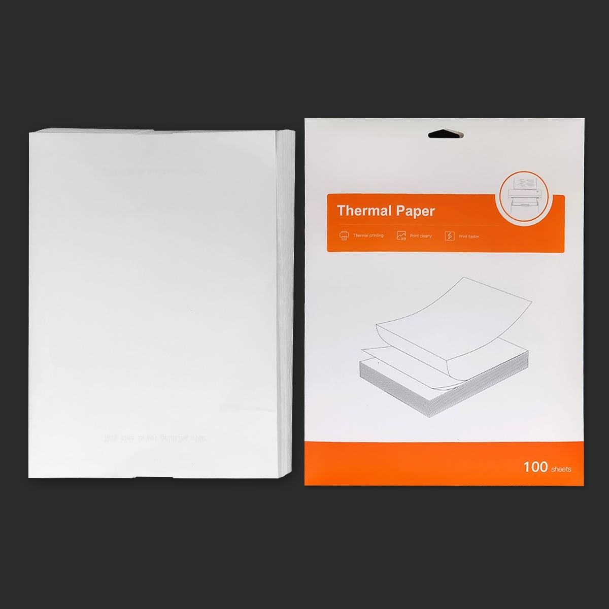Zwei Packungen weißes Thermopapier auf dunklem Hintergrund, ein einfacher Stapel und ein versiegeltes Paket mit der Aufschrift „Thermopapier" und „100 Blatt"".