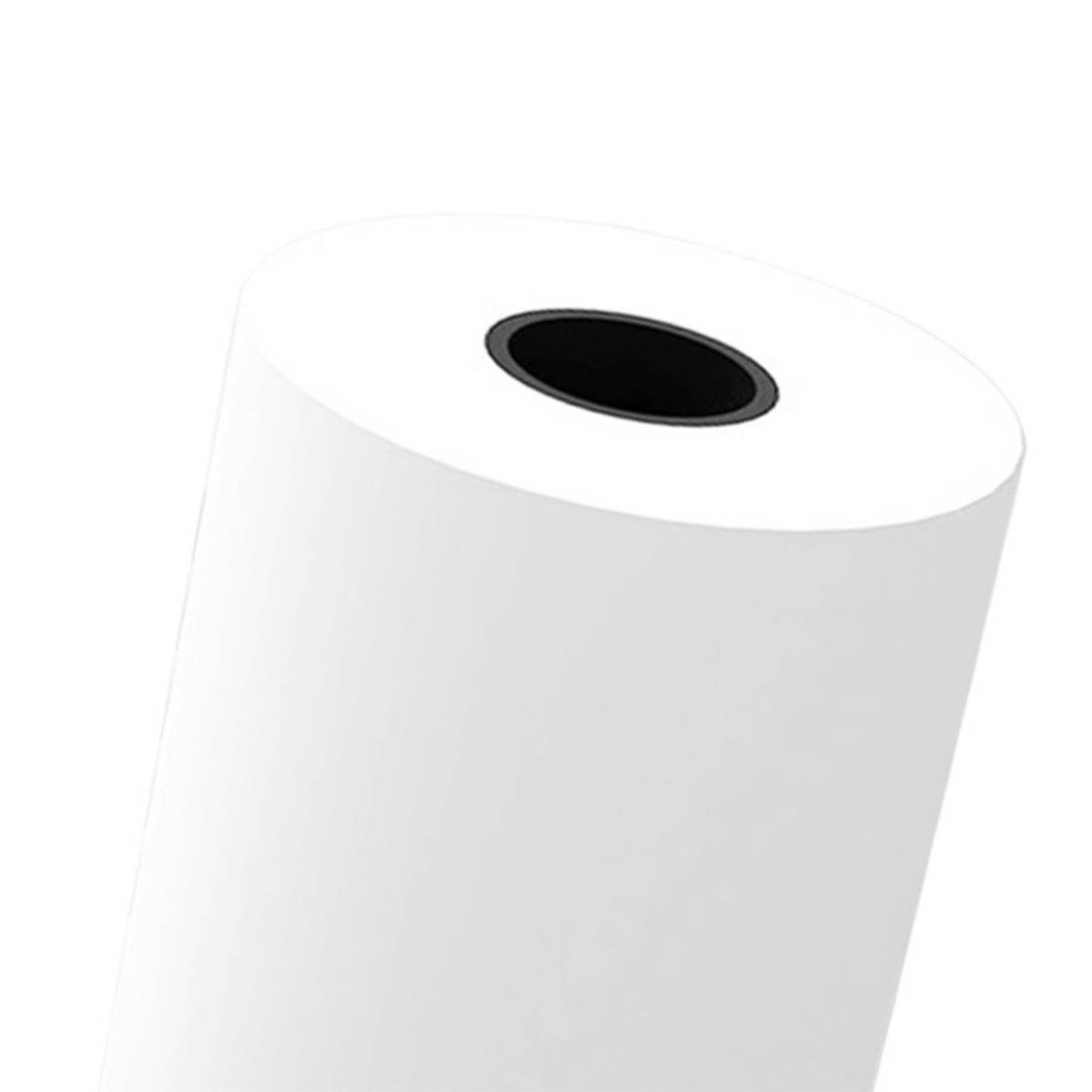 Eine weiße Papiertuchrolle, in Nahaufnahme gegen einen schlichten weißen Hintergrund gezeigt.