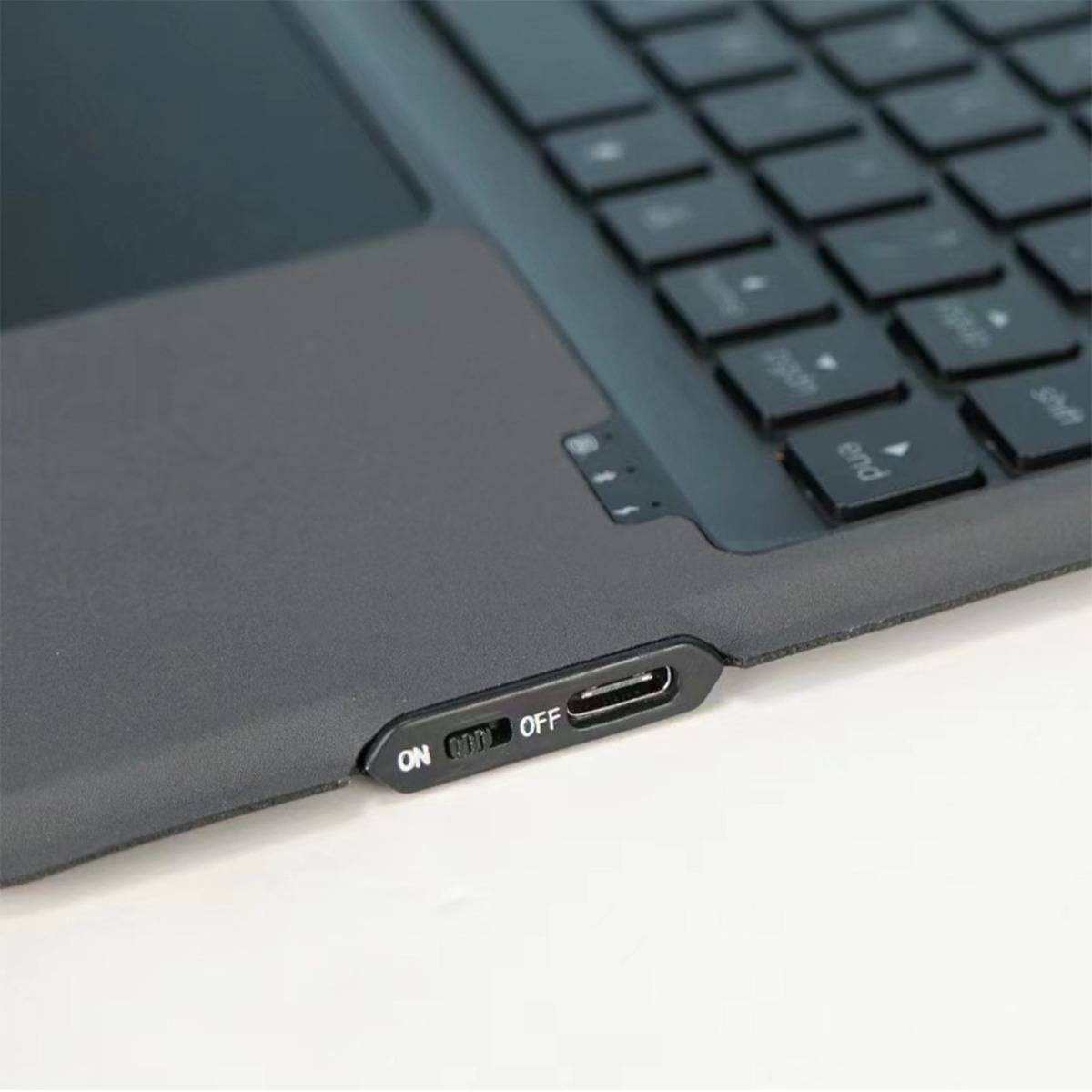 Nahaufnahme einer Laptop-Tastatur und eines Seitenschalters mit den Beschriftungen "EIN"" und ""AUS"", wahrscheinlich ein Strom- oder Funktionsumschalter.