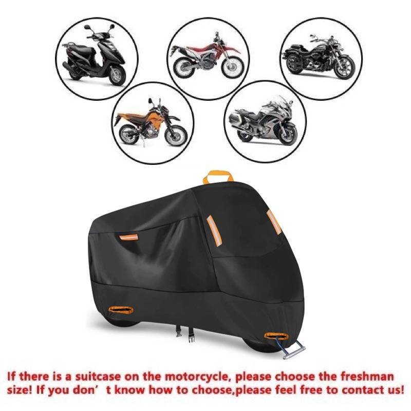 Schwarze Motorradabdeckung mit orangefarbigen Akzenten, gezeigt passend auf mehreren Motorradtypen; der Text warnt, eine größere Größe zu wählen, wenn Gepäck auf dem Motorrad ist.