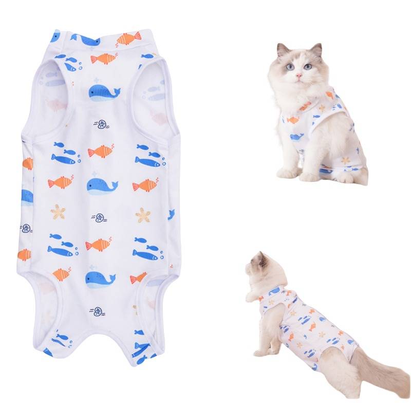 Weißer Katzenstrampler mit blauem und orangefarbenem Fisch- und Waldrosenmuster, gezeigt flach sowie auf einer Katze in sitzender und gestreckter Position.