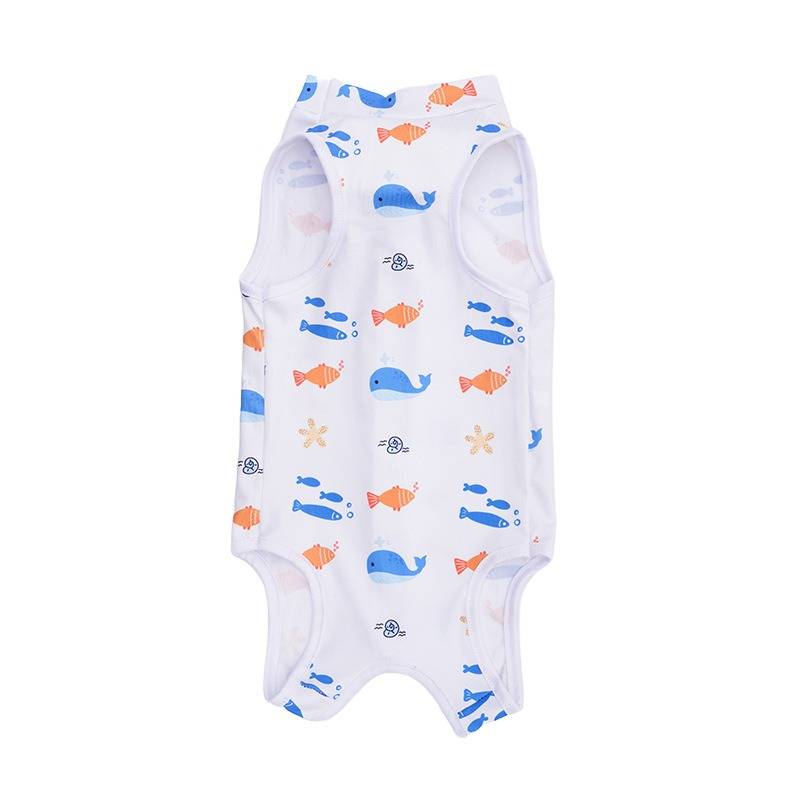 Weißer Baby-Body mit buntem Wal- und Fischaufdruck, flach vor einfachem Hintergrund gezeigt.