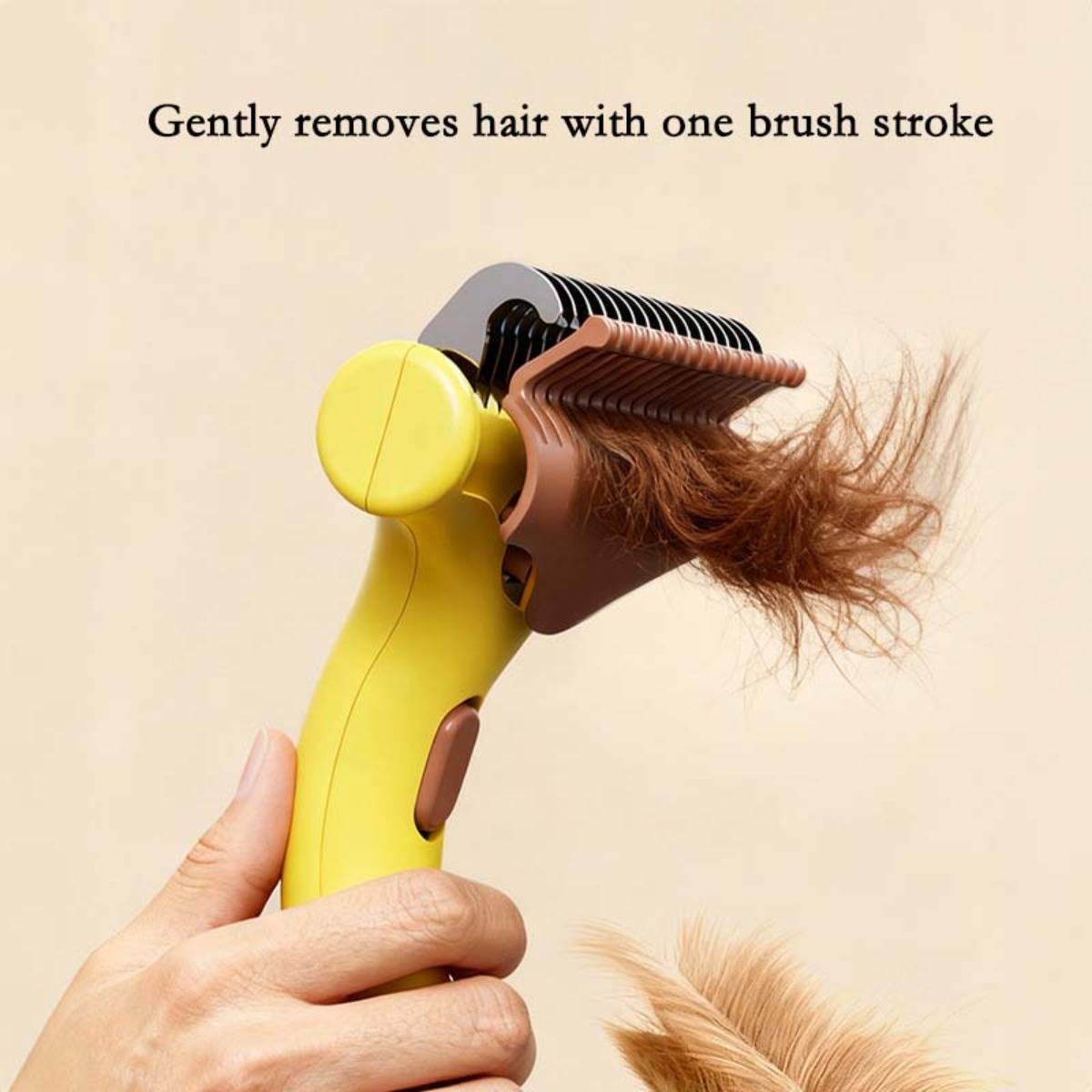 Hand hält eine gelbe Haustierbürste, die lose Haare in einem Strich entfernt, mit Fell in den Borsten eingefangen und dem Text 