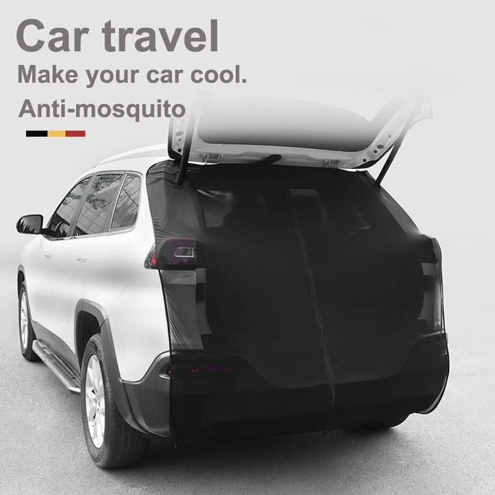Weißer SUV mit geöffneter Heckklappe und schwarzem Anti-Mücken-Autoschutz, der über die Rückseite drapiert ist, mit den Beschriftungen „Autoreisen" und „Machen Sie Ihr Auto cool."