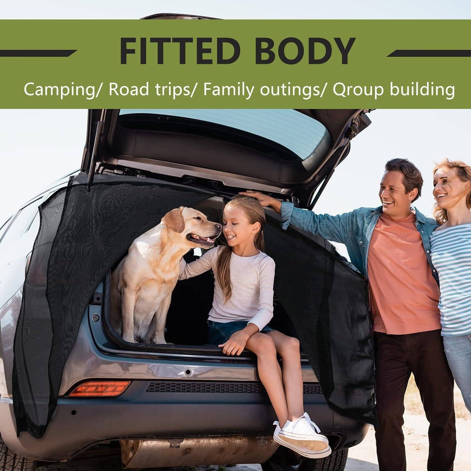 Familie mit Hund nutzt ein angepasstes Autodachzelt im Kofferraum zum Campen; Text lautet „FITTED BODY" und „Camping/ Roadtrips/ Familienausflüge/ Teambuilding"".