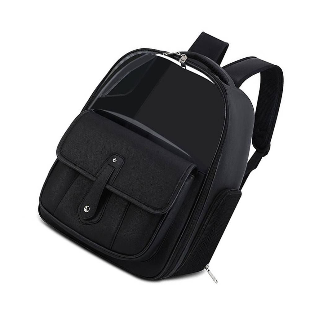 Schwarzer Rucksack mit einer vorderen Klapptasche und glänzendem Oberpanel, gezeigt auf weißem Hintergrund.