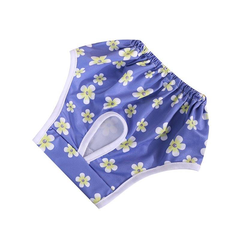Violetter wiederverwendbarer Baby-Schwimmwindel mit Blumenmuster, weißem Saum und seitlichen Beinöffnungen auf weißem Hintergrund.