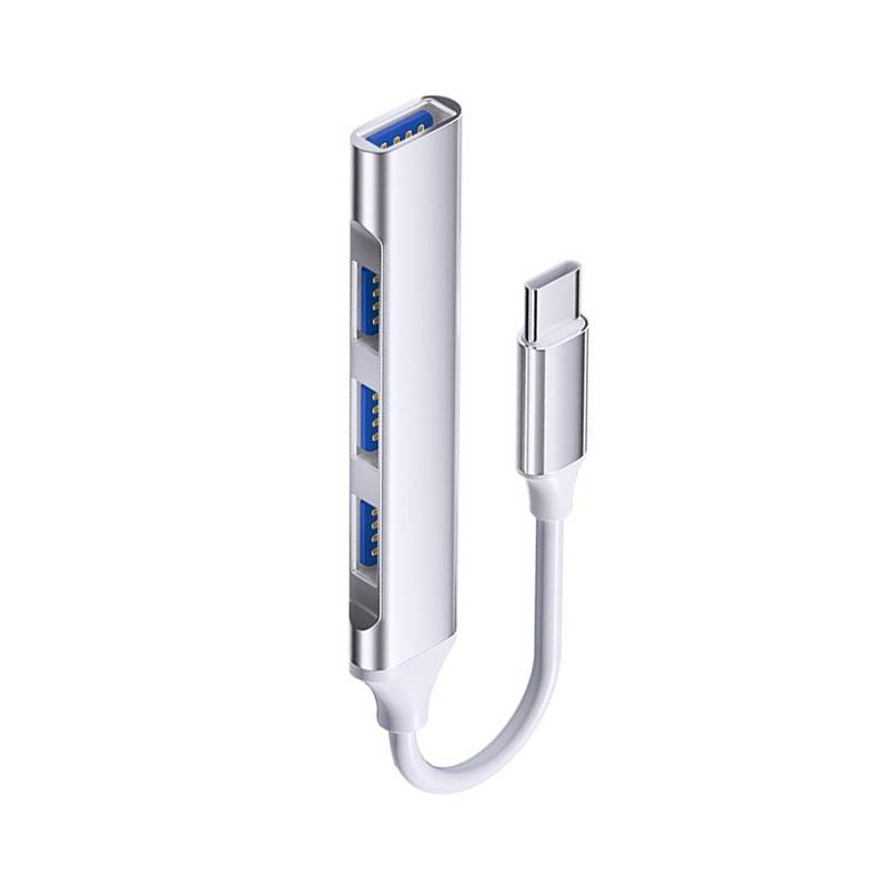 Silberner USB-C Hub-Adapter mit vier USB-Anschlüssen und einem kurzen Verbindungskabel auf weißem Hintergrund