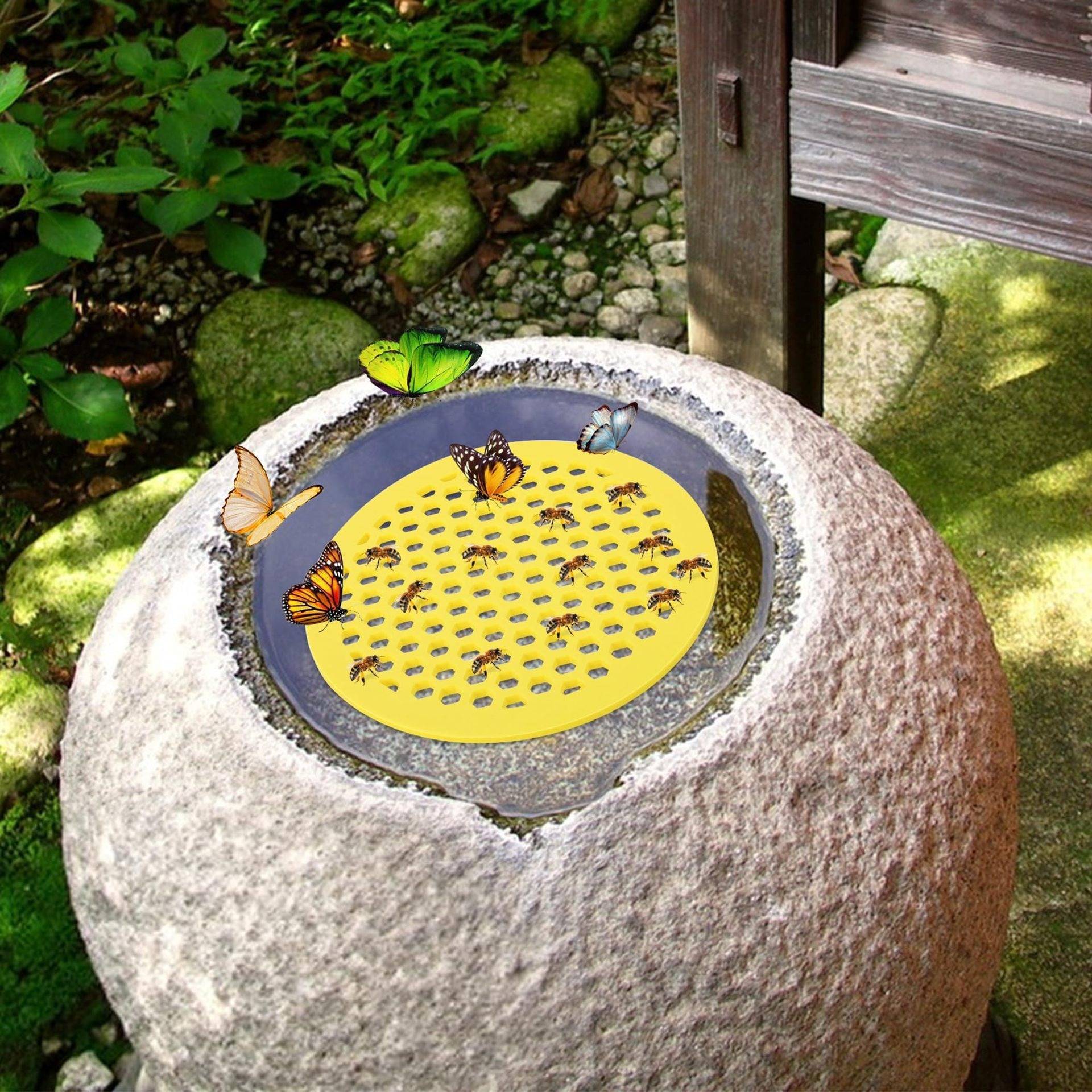 Schmetterlingsförmige Gartenskulptur auf einem Steinsockel mit bunten Schmetterlingen um ein gelbes kreisförmiges Zentrum.