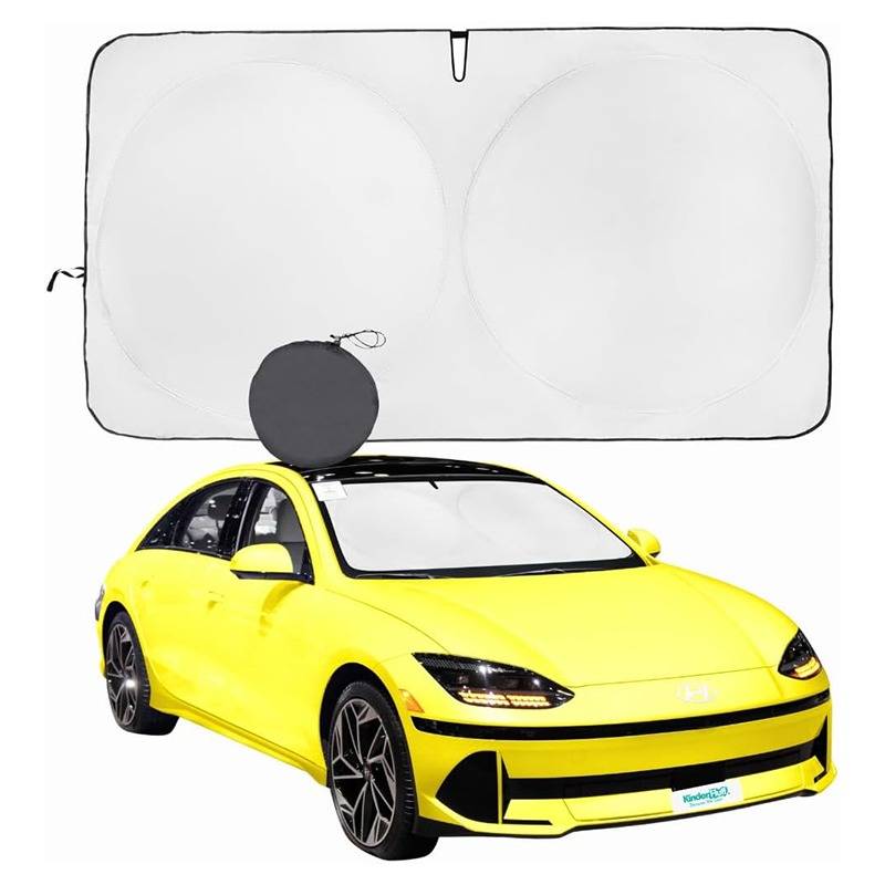 Helles gelbes Sportcoupé mit einem auf dem Dach montierten runden Reflektor vor einem großen rechteckigen reflektierenden Panel, was auf ein Fahrzeugtestaufbau hindeutet.