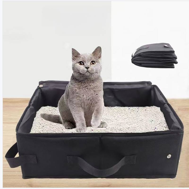 Graue Katze, die in einer tragbaren schwarzen Katzentoilette auf einem Holzboden sitzt, mit einer zusammengeklappten Version, die rechts schwebt.