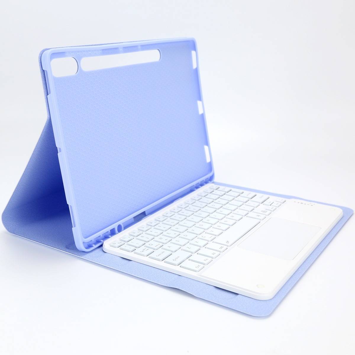 Hellblaue Tablet-Schutzhülle mit integrierter weißer Tastatur, aufgeklappt wie ein Laptop auf weißem Hintergrund dargestellt.