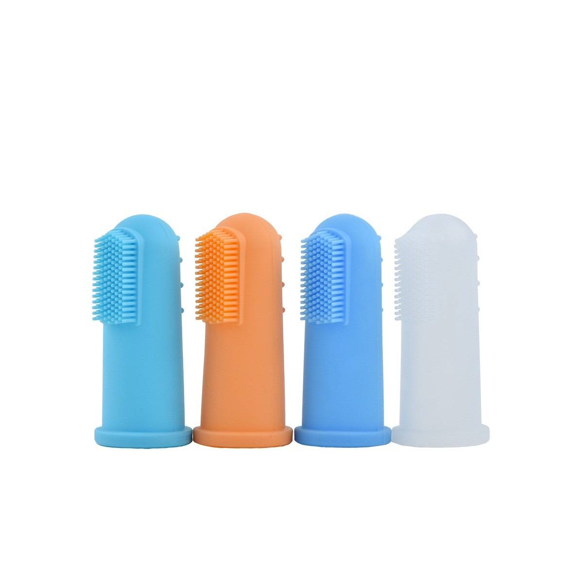 Vier Silikon-Fingerzahnbürsten in Blau, Orange, Blau und transparentem Weiß, die aufrecht auf weißem Hintergrund stehen.