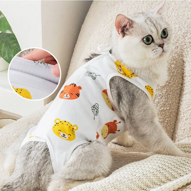 Weiße Katze, die ein ärmelloses bedrucktes Haustier-Shirt trägt, sitzt auf einem beigen Sofa, mit einer eingefügten Nahaufnahme des Reißverschlusses des Shirts.