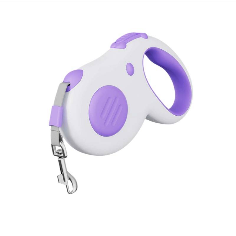 Ein weißes und violettes einziehbares Haustierleinenset mit Handgelenkschlaufe und Metallverschluss auf einfachem Hintergrund.