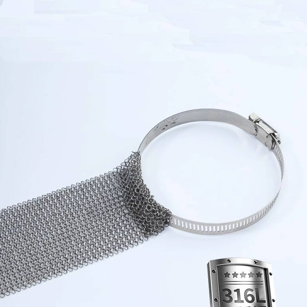 Edelstahlschlauchschelle, befestigt an einem kettenhemdähnlichen Metallgeflecht, mit "316L"" auf einem kleinen Produktschild angezeigt.
