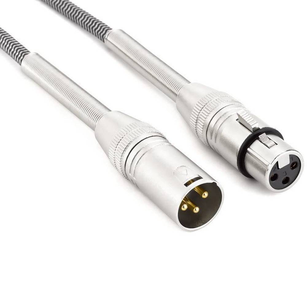 Zwei silberne XLR-Audiokabel mit Stecker- und Buchsenverbindern auf weißem Hintergrund.
