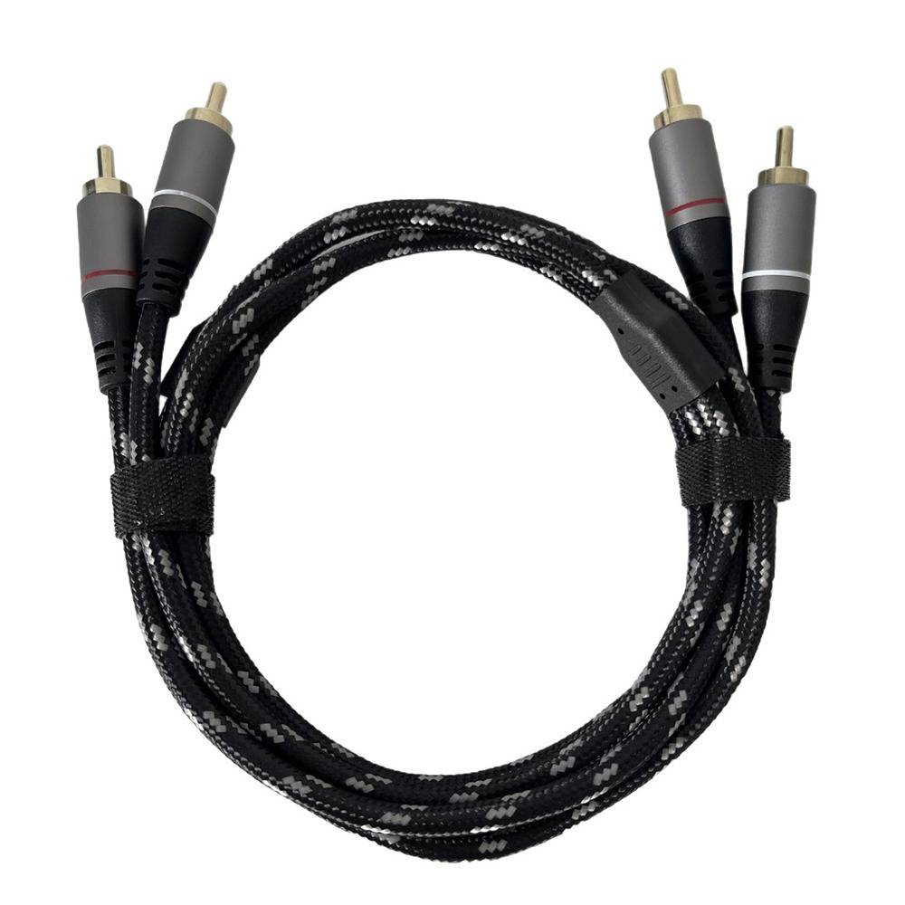 Schwarzes geflochtenes Audiokabel mit RCA-Steckern an beiden Enden, aufgerollt auf weißem Hintergrund.