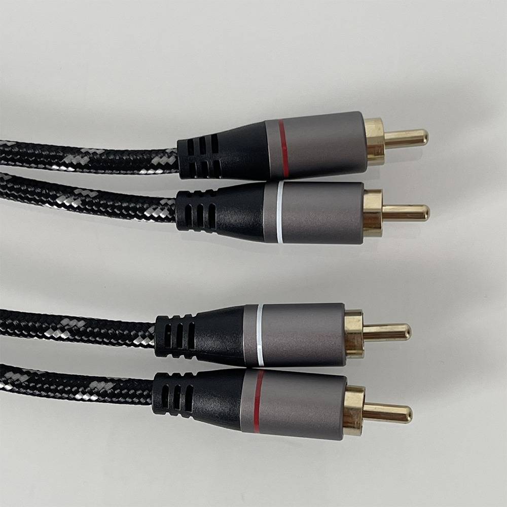 Zwei geflochtene Audiokabel mit RCA-Steckern, dargestellt in zwei Paaren mit roten und weißen Ringmarkierungen auf hellem Hintergrund.