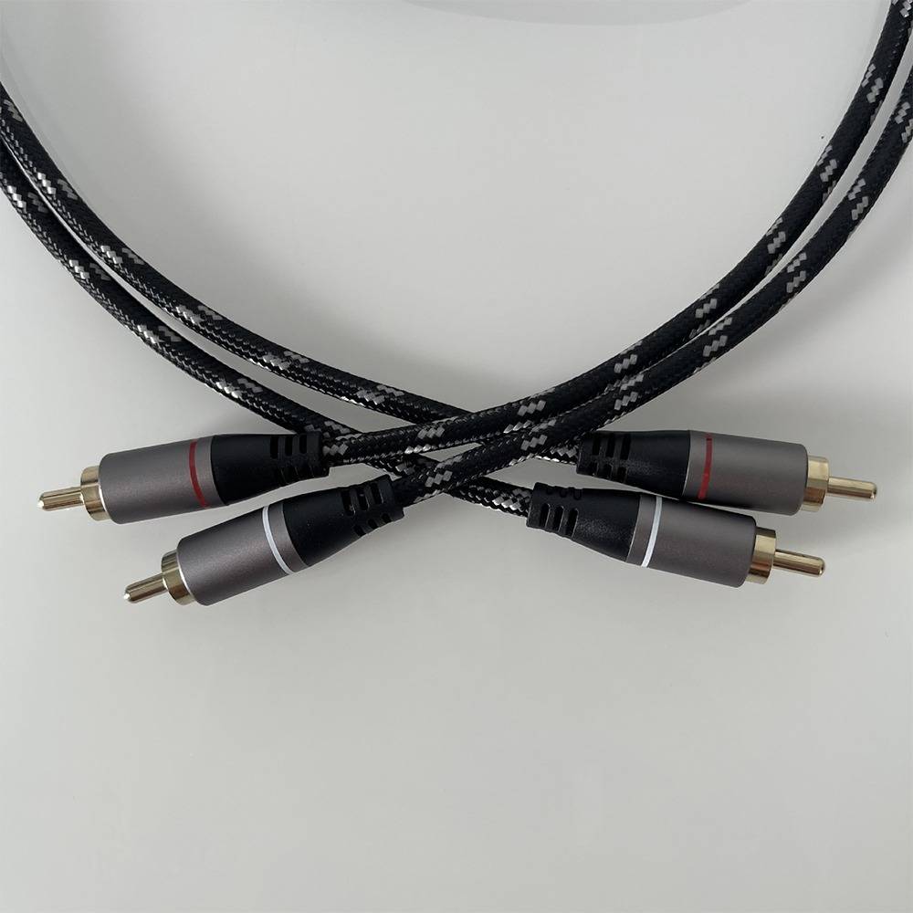 Geflochtenes Stereo-RCA-Audiokabel mit je zwei Steckkonnektoren an jedem Ende, gekreuzt auf hellem Hintergrund dargestellt.