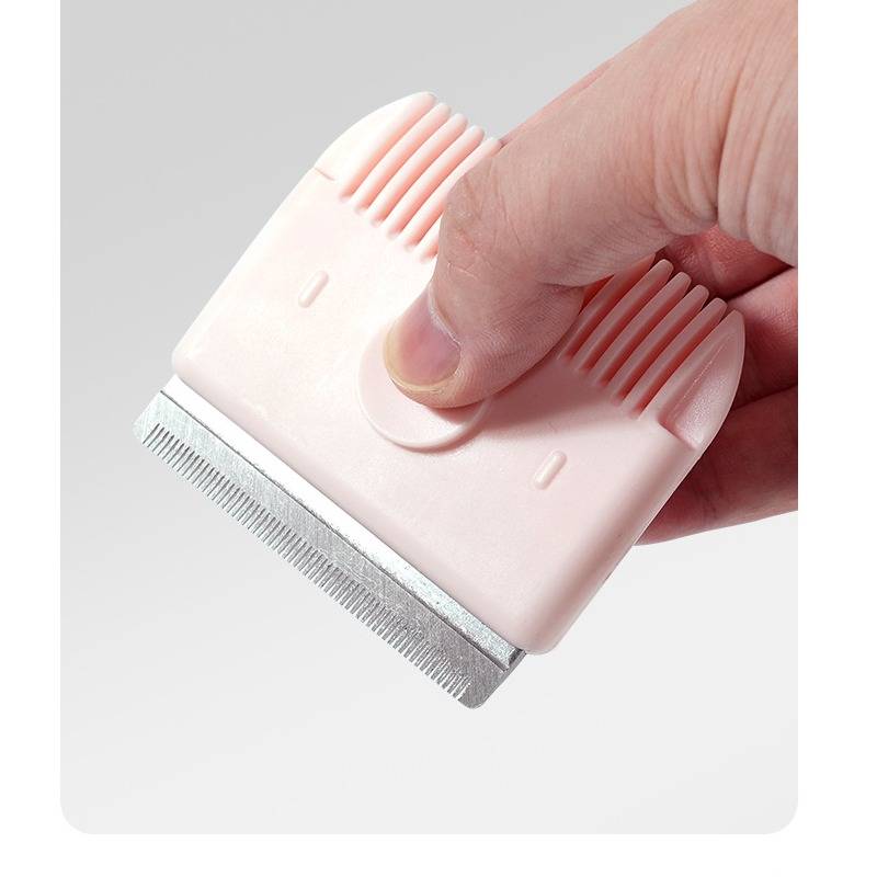 Hand hält einen rosa Flohkamm für Haustiere mit feinen Metallzähnen, gezeigt auf einem einfachen hellen Hintergrund.