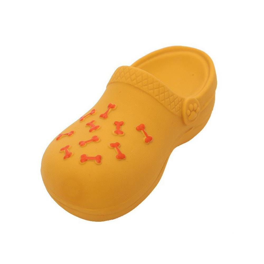 Gelber Clogs-Stil Haustierschuh mit roten Knochendekoration, auf weißem Hintergrund gezeigt.