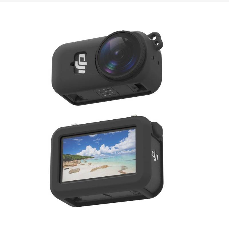 DJI-Actionkamera aus zwei Blickwinkeln gezeigt, mit großem Frontlinsen und hinterem Bildschirm, der eine Strandszene anzeigt.