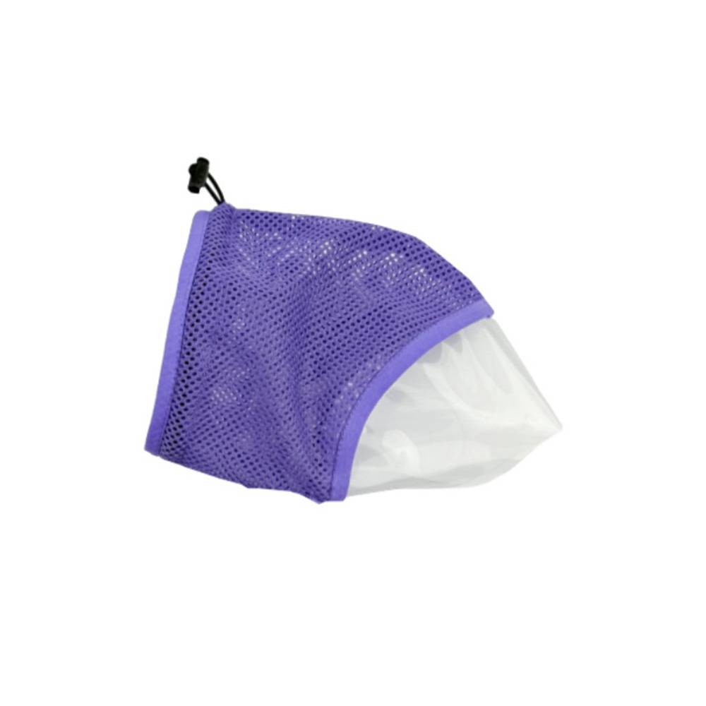 Violette wiederverwendbare Wäsche- oder Kleidungstasche aus Mesh mit weißem Reißverschluss auf einfachem weißem Hintergrund.