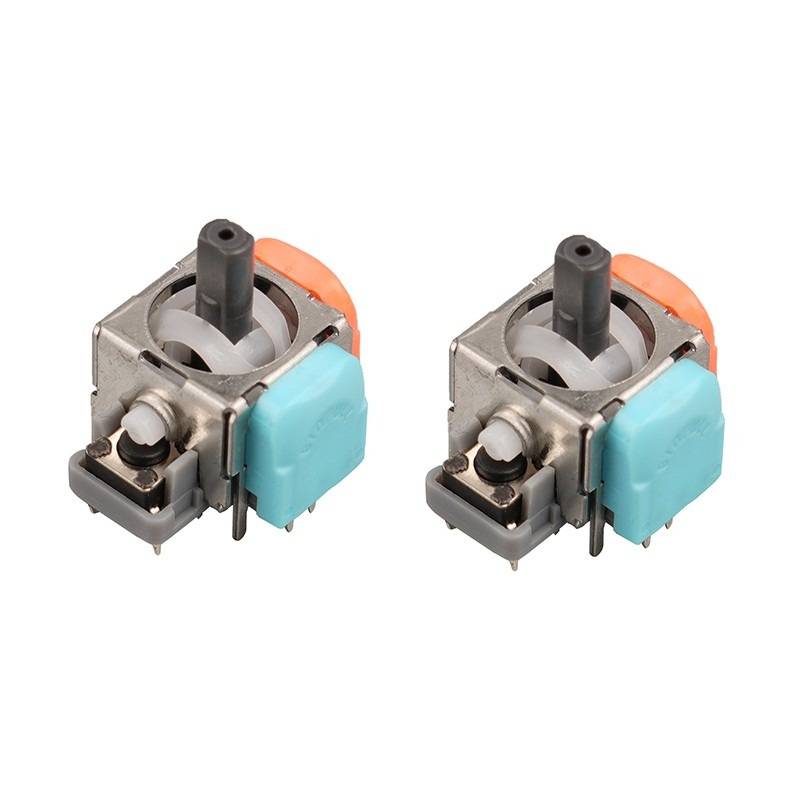 Zwei kleine Metalljoystick-Module mit schwarzen Steuerschäften und farbigen Seitenschutzen, nebeneinander auf weißem Hintergrund gezeigt.