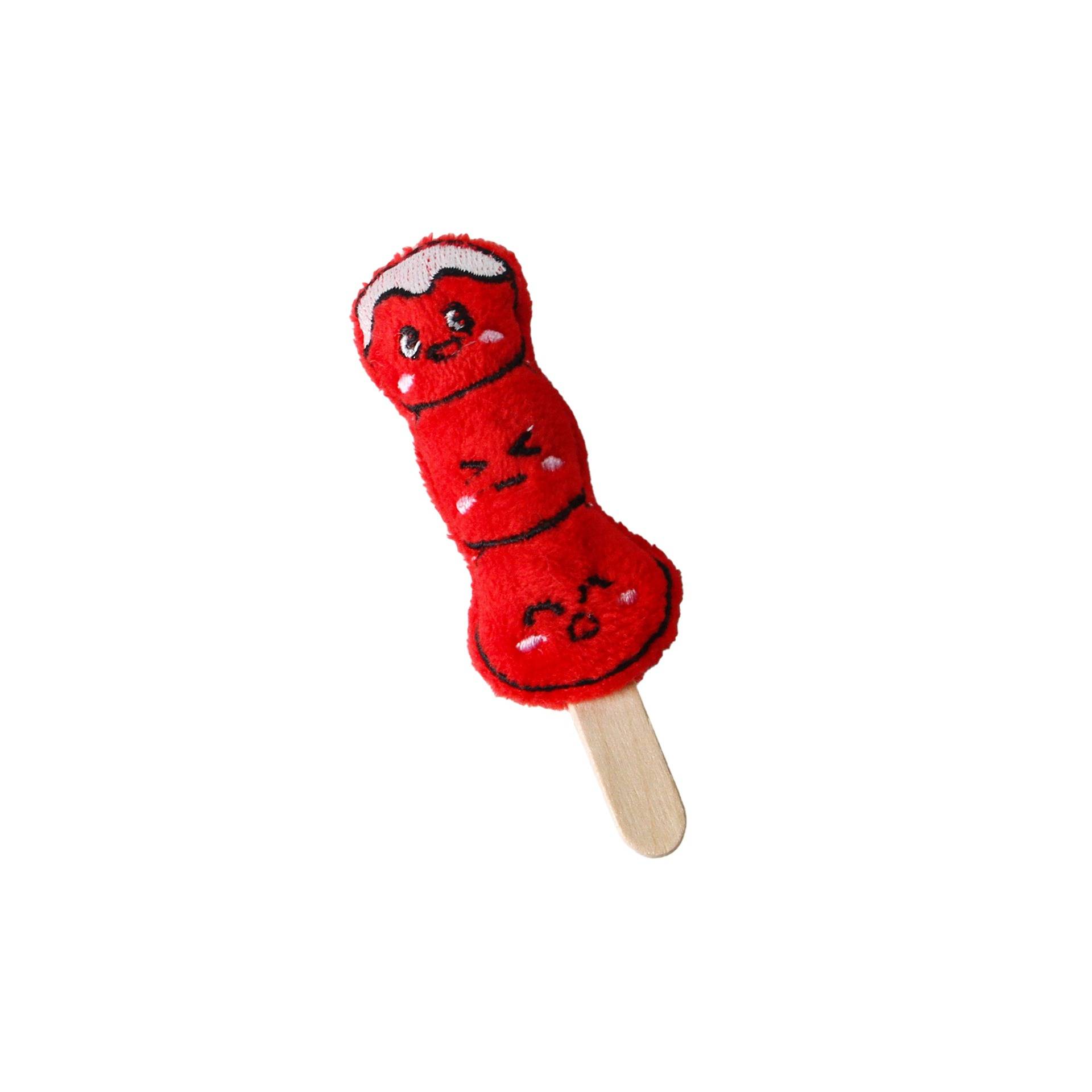 Rotes plüschiges Eis-am-Stiel-förmiges Spielzeug auf einem Holzstab, mit drei Cartoon-Gesichtsausdrücken auf weißem Hintergrund.