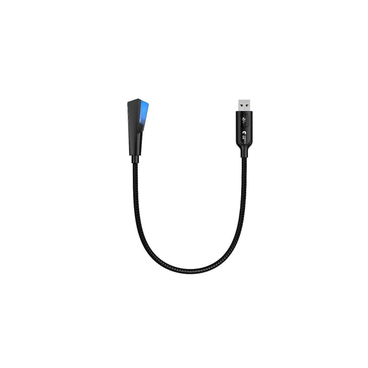 Schwarzes geflochtenes USB-Kabel mit einem Winkelstecker und einem Standard-USB-A-Stecker, isoliert auf weißem Hintergrund dargestellt.