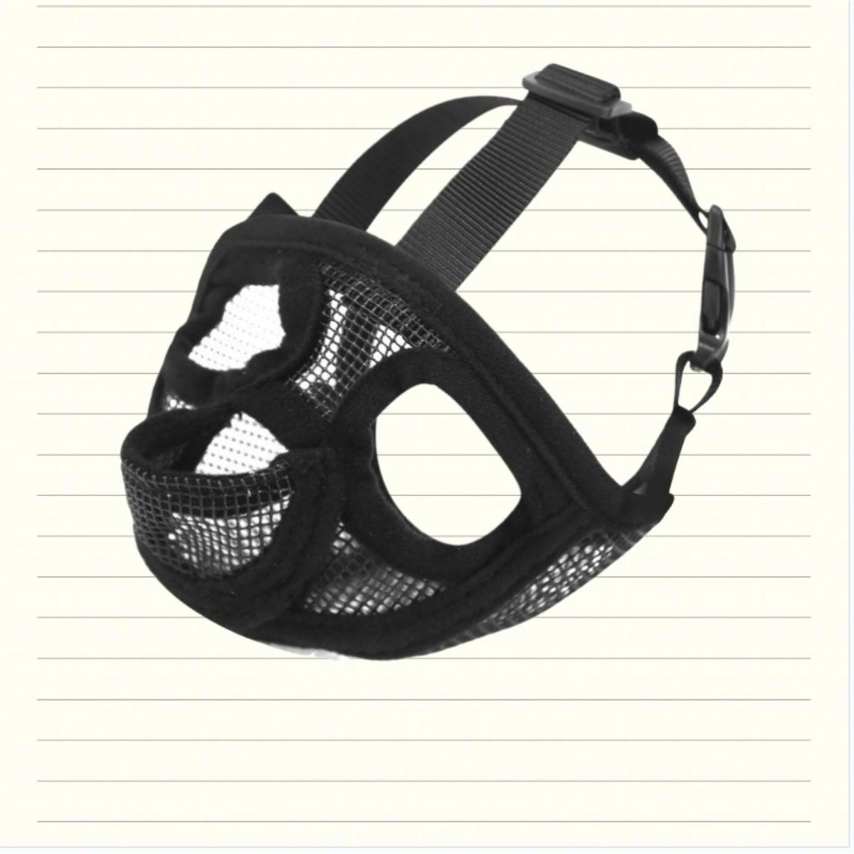 Schwarzer Mesh-Hundemaul mit verstellbaren Riemen und Schnalle, gezeigt auf einem karierten Hintergrund.